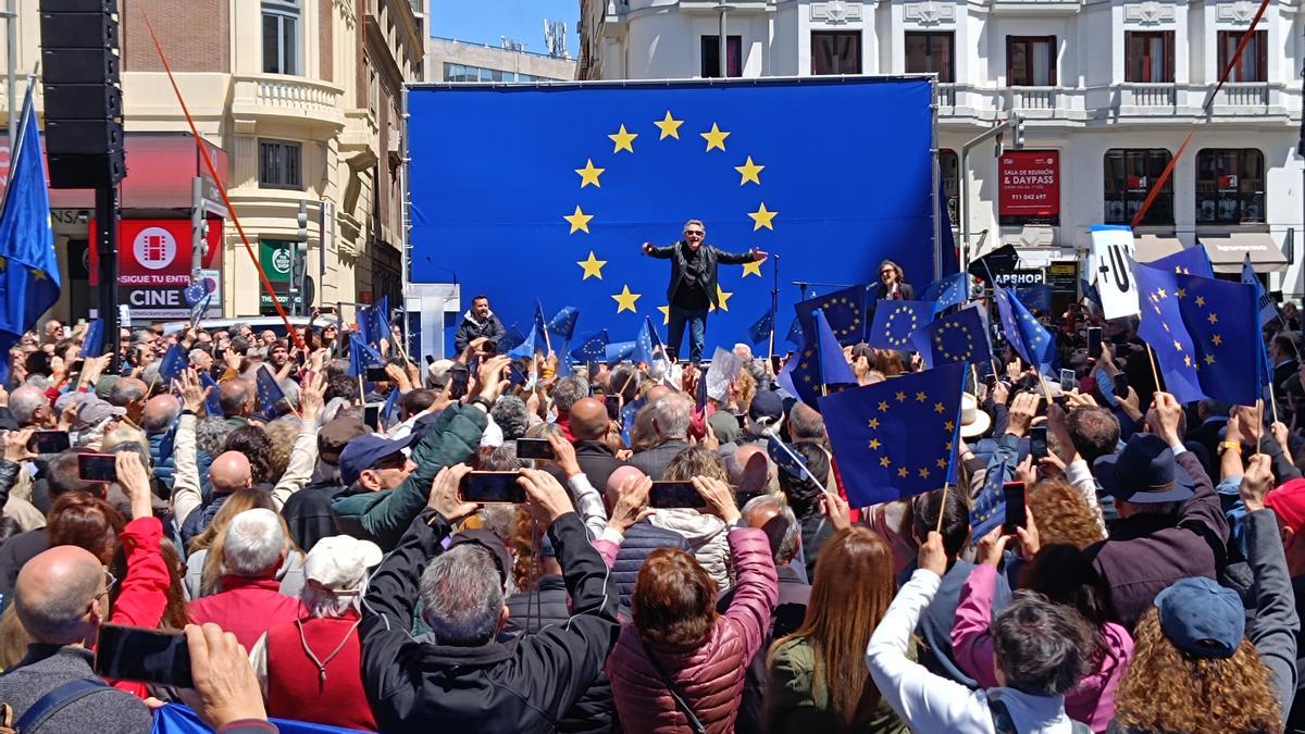 Miguel Ríos en la concentración por la UE