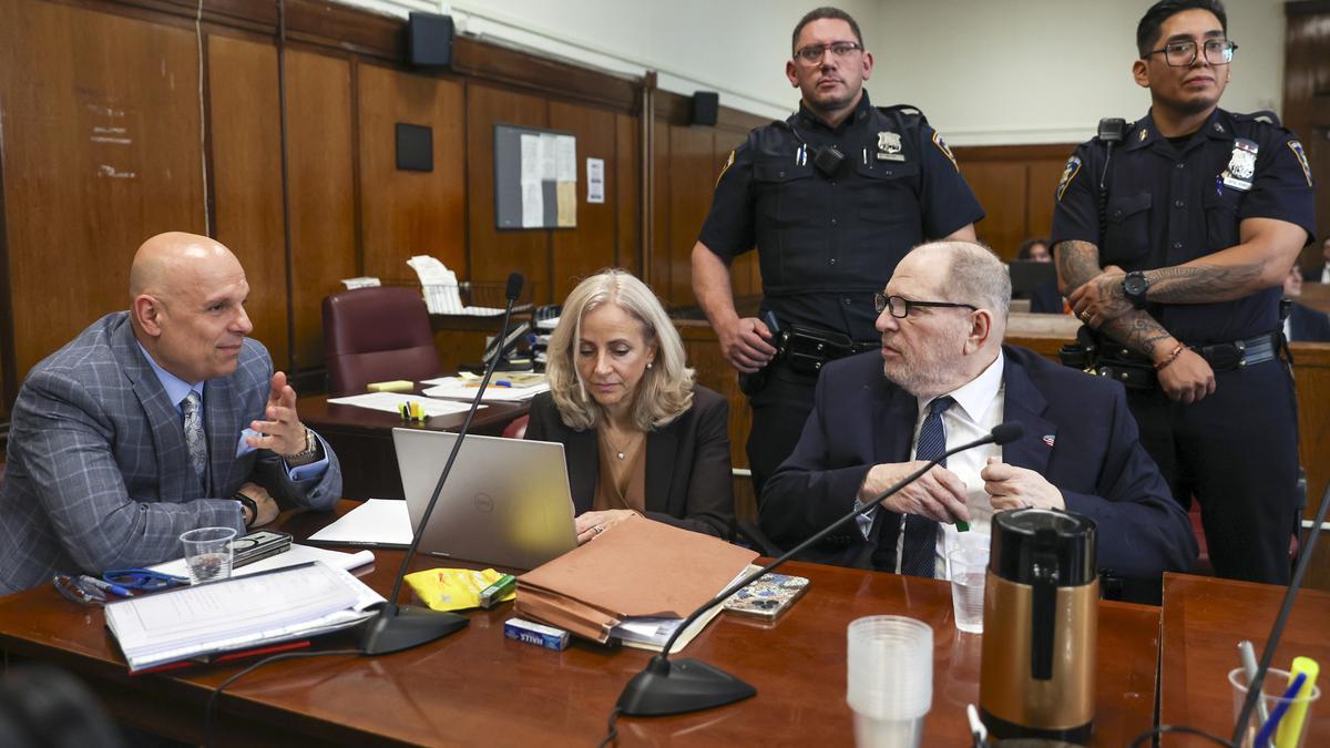 Harvey Weinstein junto a su equipo legal, en la sesión del 8 de mayo