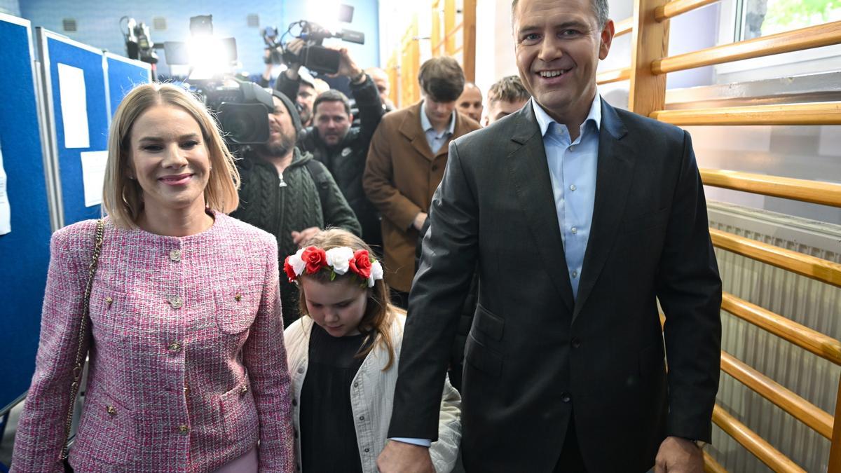 Karol Nawrocki, apoyado por el principal partido de la oposición, el ultraconservador Ley y Justicia (PiS) en un centro de votación en Gdansk, Polonia, el 18 de mayo de 2025.