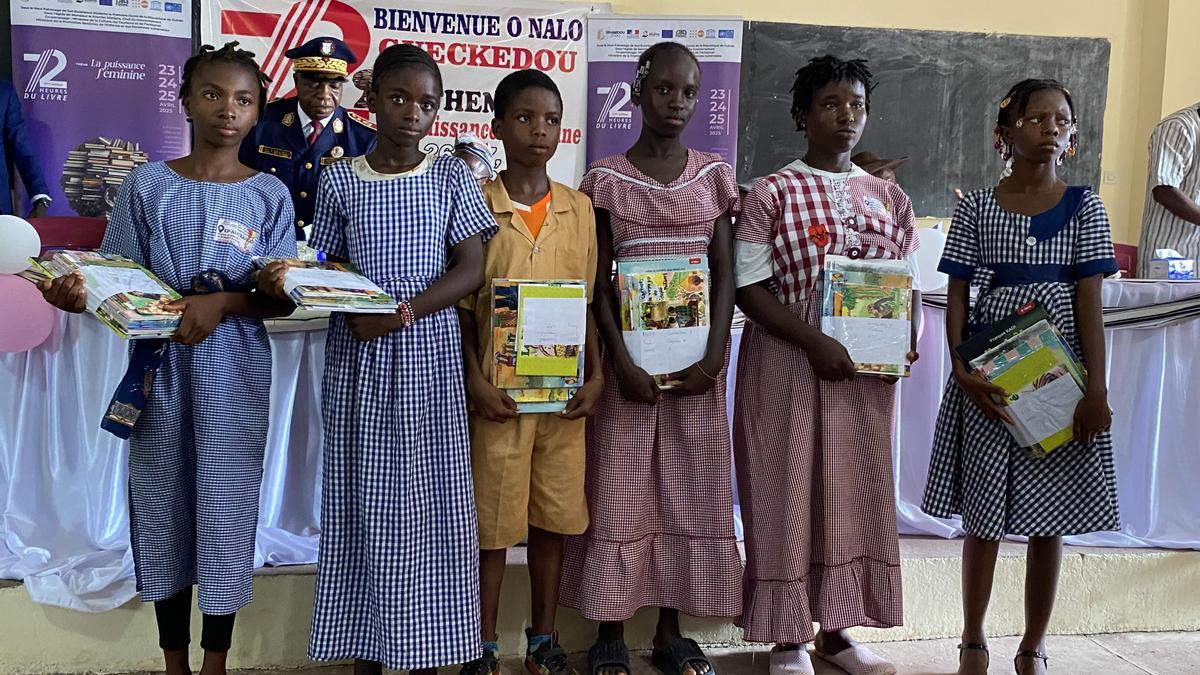 Entrega de lotes de libros como premio escolar en Guéckédou, ciudad de la región forestal.