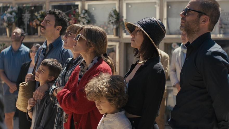 Marina Salas, en el centro, en un momento de 'También esto pasará'