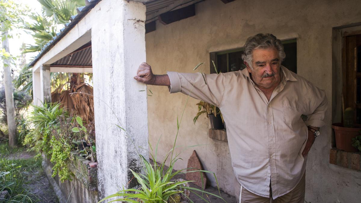 El presidente de Uruguay, José Mujica, posa para unas fotos en su chacra en 2011.