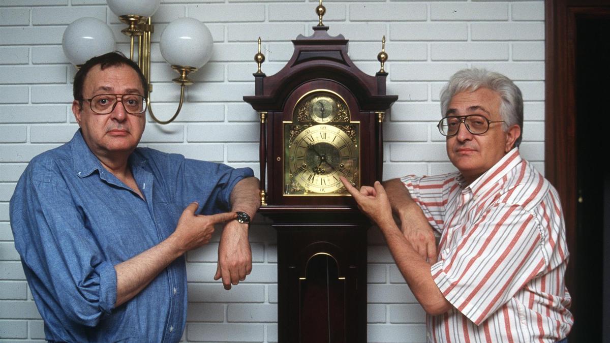 El director de cine Mariano Ozores (d) posa en su casa de Madrid con su hermano Antonio Ozores, actor y humorista en 1994