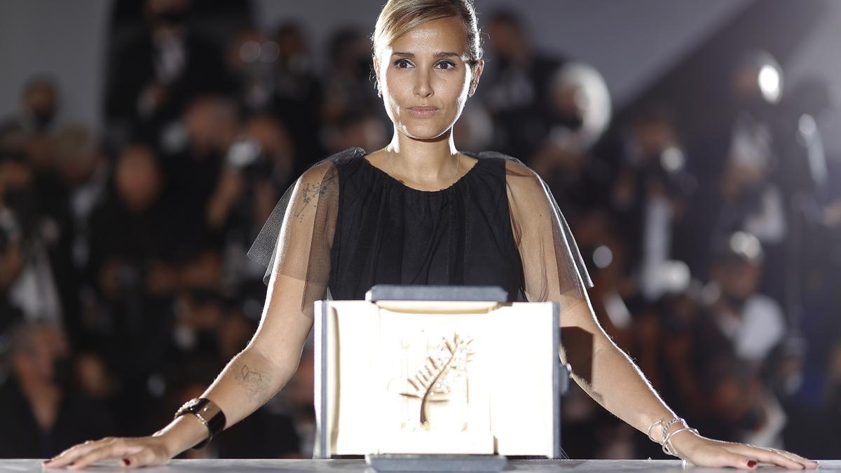 La directora Julia Ducournau con su Palma de Oro por