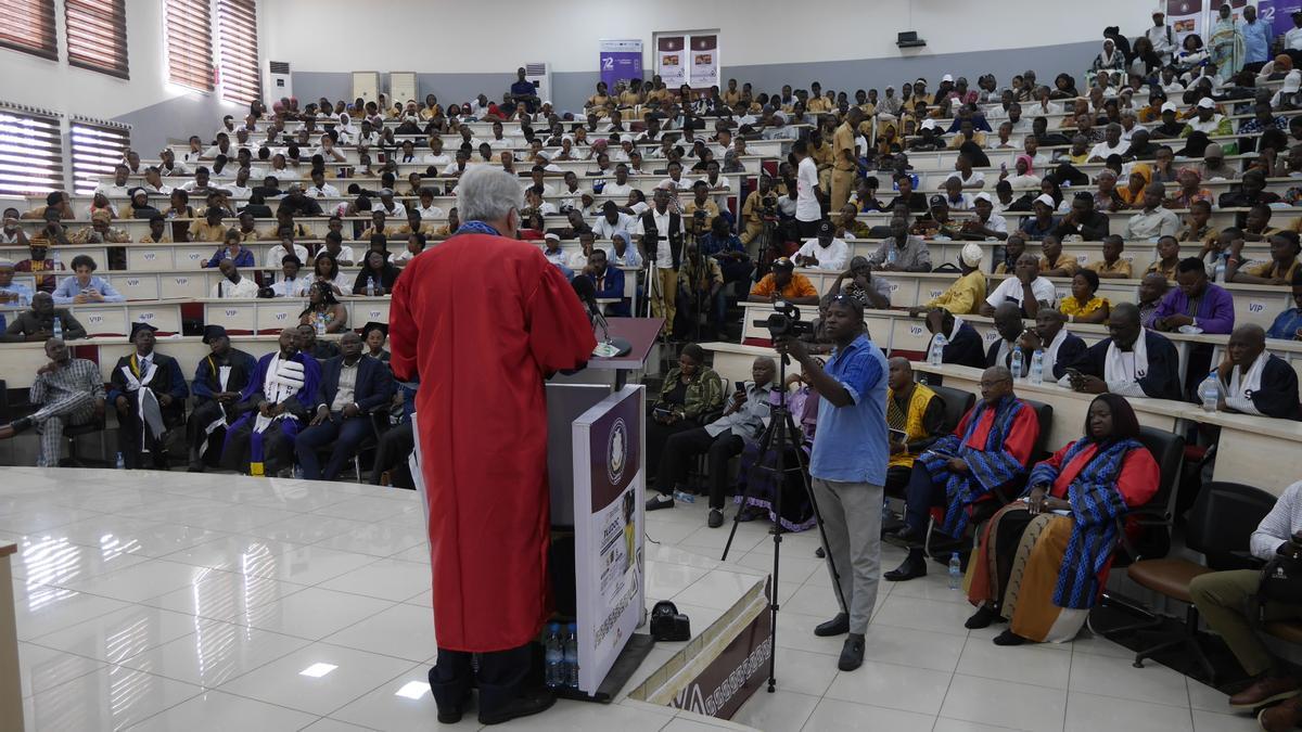 Pere Vicens da su discurso por el doctorado Honoris Causa en Conakri ante los también laureados Edouard Matoko y Marie-Agathe Amoikon-Fauquembergue (de rojo y azul).