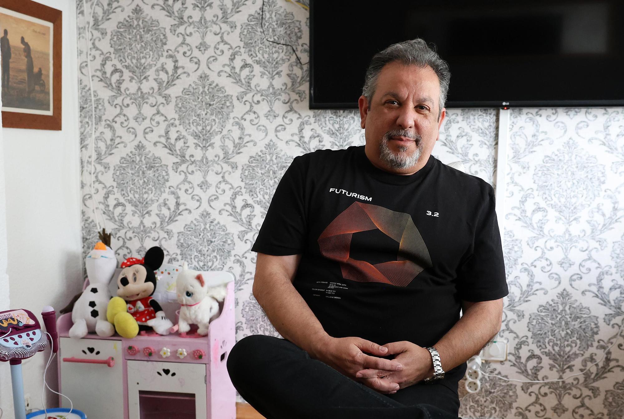Richard en el salón de su casa en Villaverde