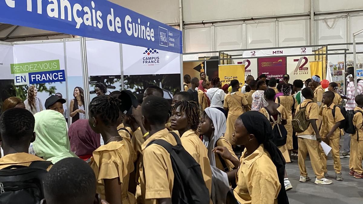 Alumnado de instituto visita "Las 72 horas del Libro" en Conakri.