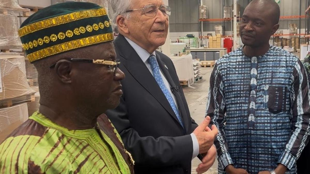 Pere Vicens con Sansy Kaba en la visita a su imprenta en Barcelona este marzo.