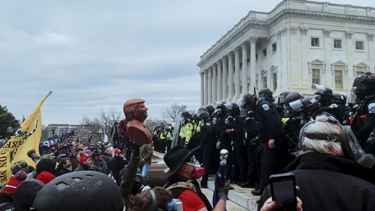 Los asaltantes del Capitolio con un busto de Trump