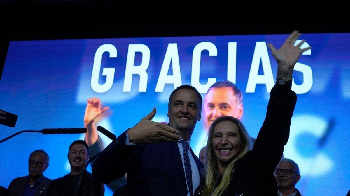 Manuel Adorni y Karina Milei festejaron en el búnker del Hotel Libertador.