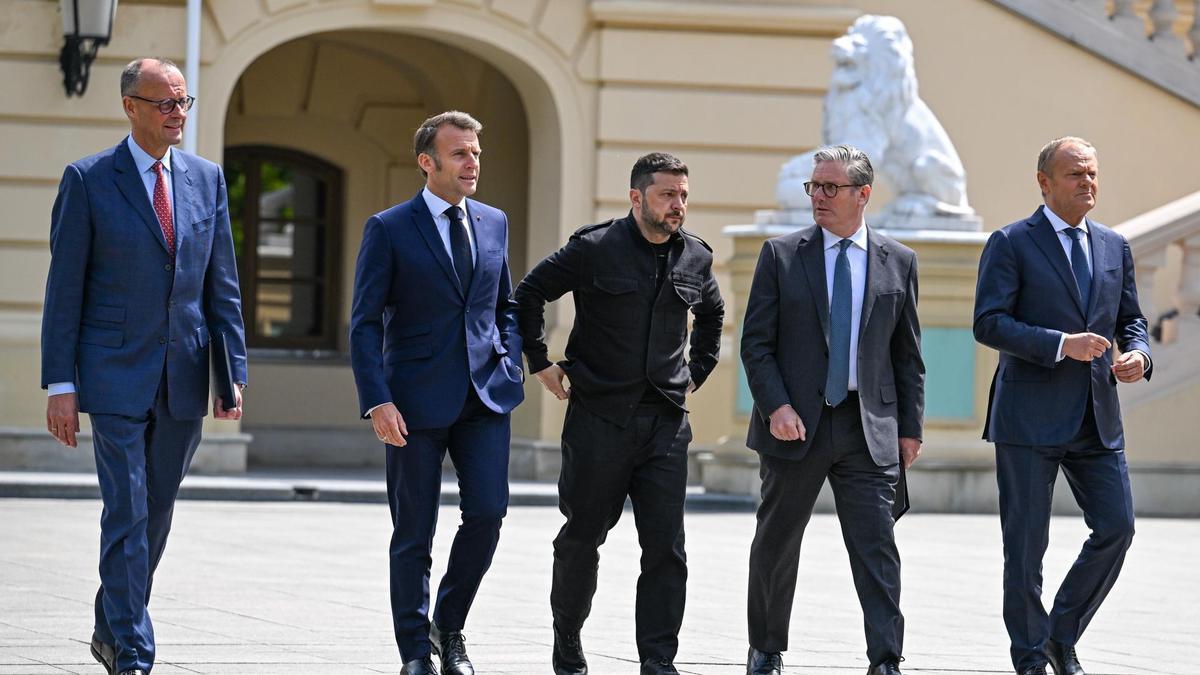 El canciller alemán Merz, el presidente francés Macron, el líder ucraniano Zelenski y los primeros ministros británico y polaco (Starmer y Tusk) este sábado en Kiev.