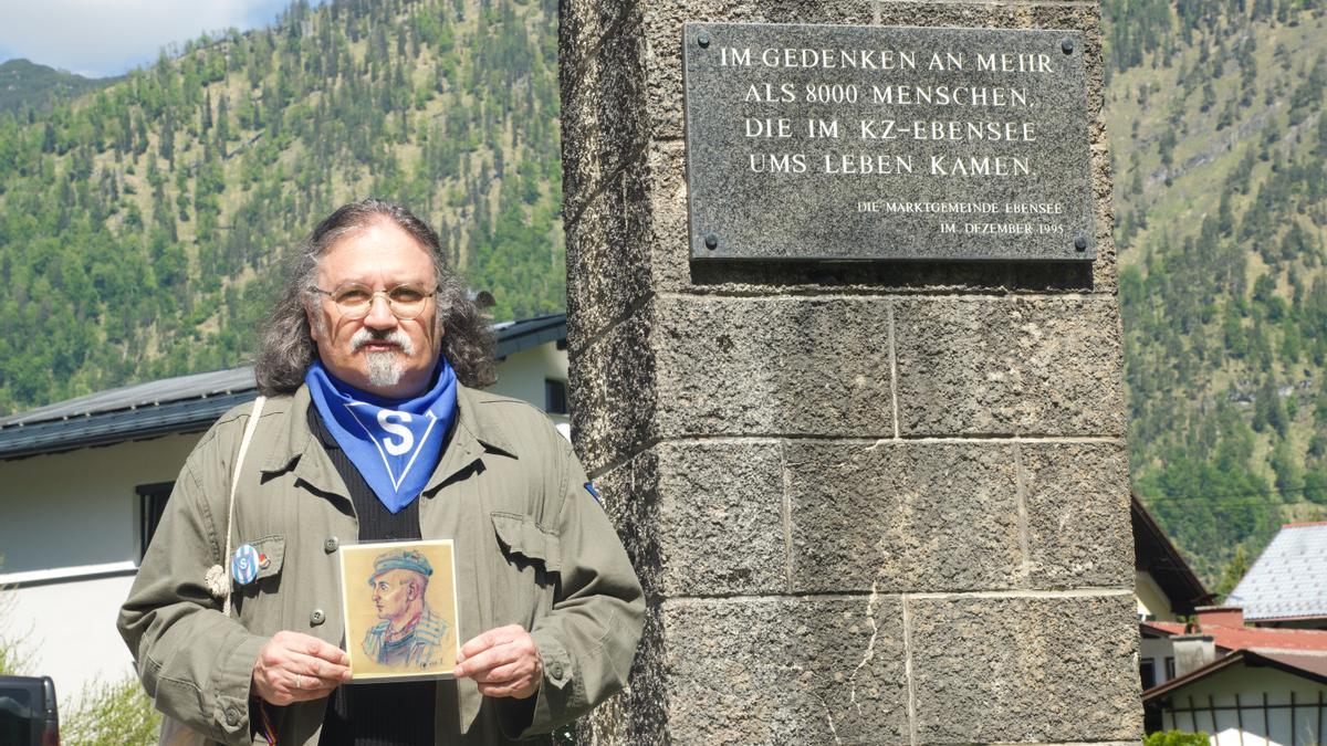 Pablo Martínez Botello, en la entrada de Ebensee, con el retrato de su tío Pablo Agraz