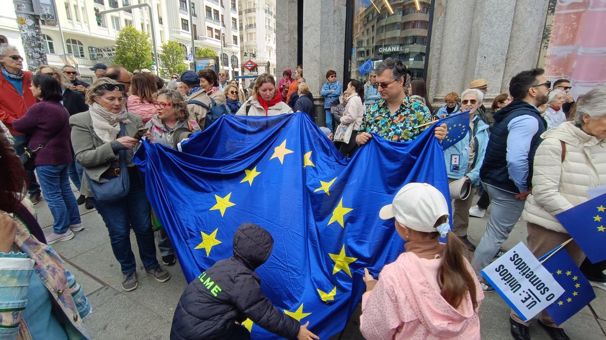 Manifestantes con la bandera de la UE