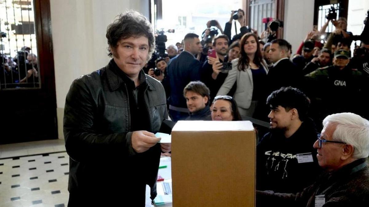 Javier Milei votó en el barrio porteño de Almagro.