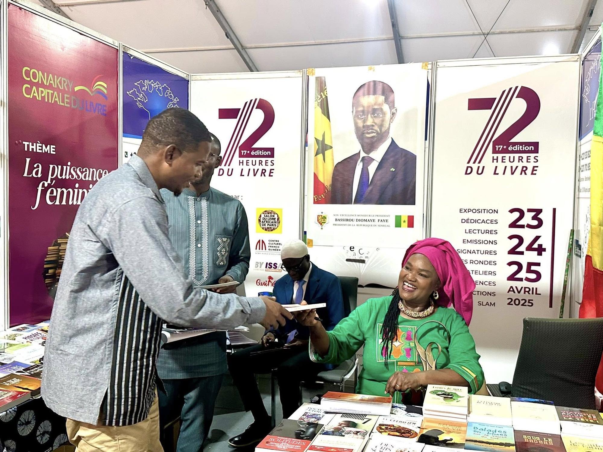 La novelista senegalesa Fatimata Diallo Ba firma ejemplares en Conakri.