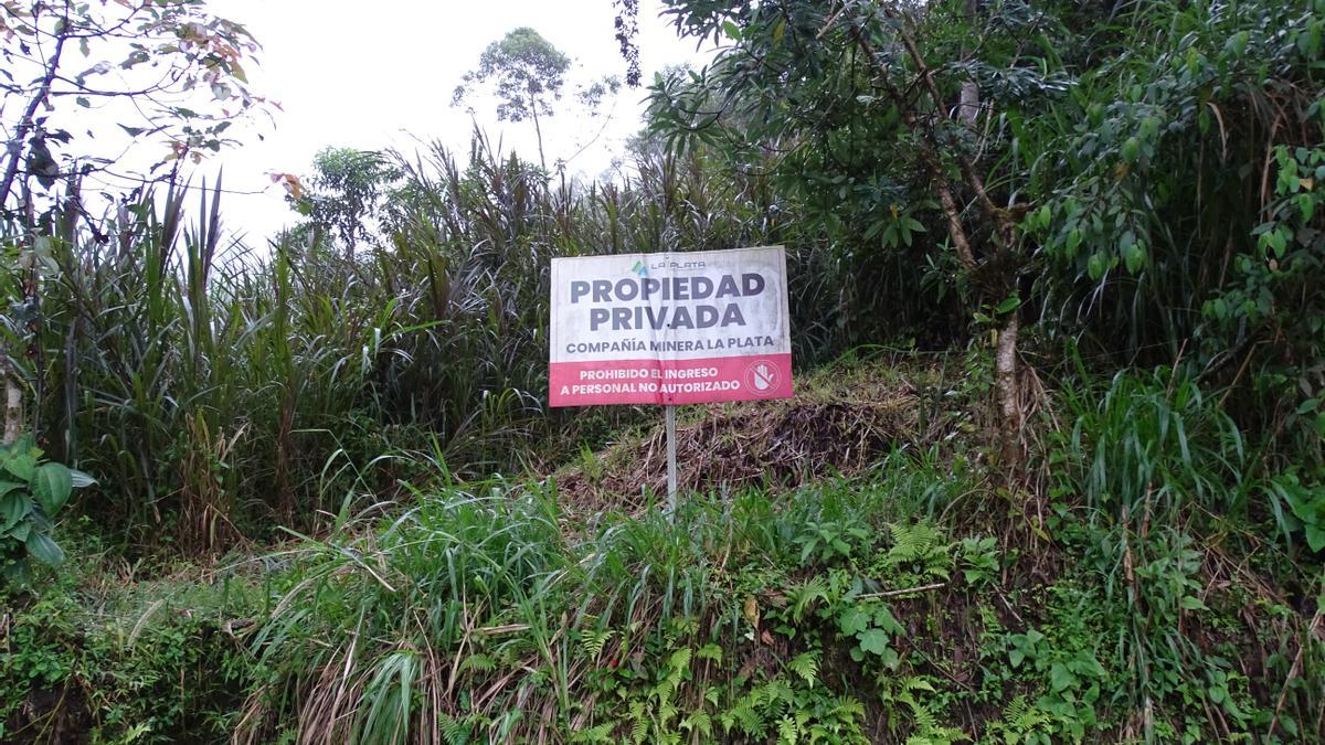 Cartel de la mina que prohibe el paso a personas ajenas a la mina La Plata.