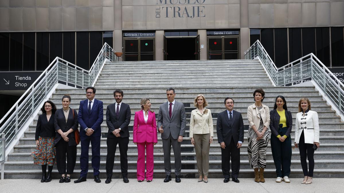 El presidente del Gobierno, Pedro Sánchez (c), junto a la presidenta de la Fundación Cotec, Cristina Garmendia (5d); la vicepresidenta y ministra de Trabajo, Yolanda Díaz (5i) y los ministros de Asuntos Exteriores, José Manuel Albares (4d), de Inclusión, Seguridad Social y Migraciones , Elma Saiz (3d); Transformación Digital y de la Función Pública, Óscar López (3i), y Cultura, Ernest Urtasun (4i) tras la presentación del informe