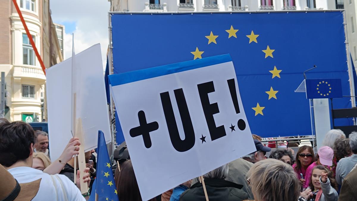 Un manifestante porta una pancarta por la UE