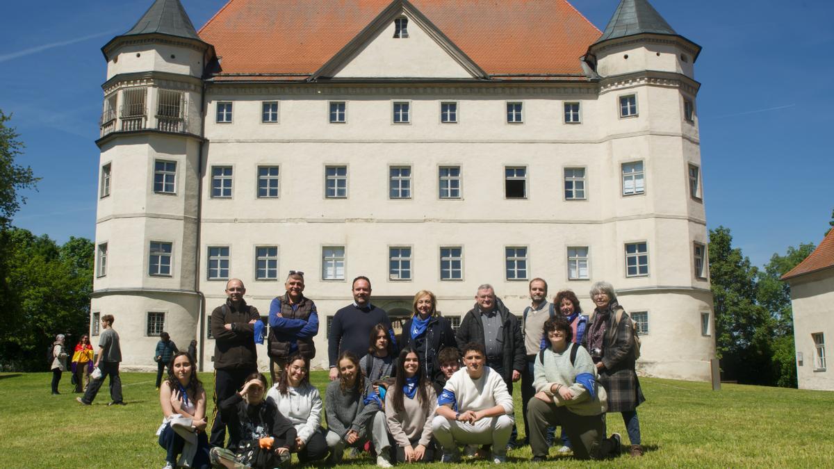 Estudiantes, junto al resto de la expedición llegada desde Manises, en el Castillo de Hartheim
