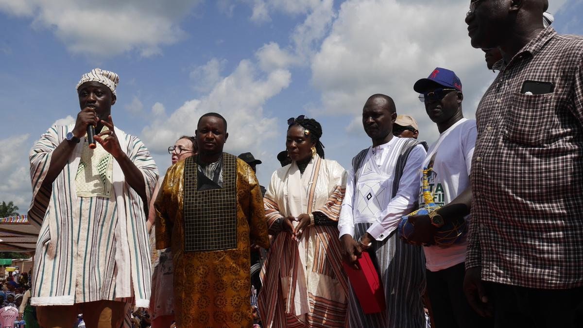 El ministro de Cultura, Turismo y Artesanía de Guinea (segundo por la izquierda), Moussa Moïse Sylla, entre su homólogo el ministro Secretario General del Gobierno, Benoît Kamano, la cantante Sia Tolno y el impulsor de "Las 72 horas del Libro", Sansy Kaba, en Guéckédou.