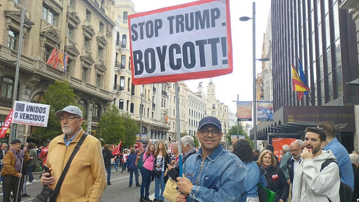 David Sánchez, migrante de Honduras, denuncia el retroceso en derechos impulsado por Donald Trump en la manifestación del Primero de Mayo en Madrid.