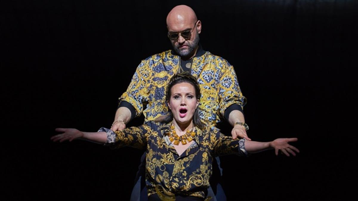 El 'Julio César' de Händel según Calixto Bieito: estética de Versace, ritmo de 'Succession' y violencia de Tarantino para una ópera barroca